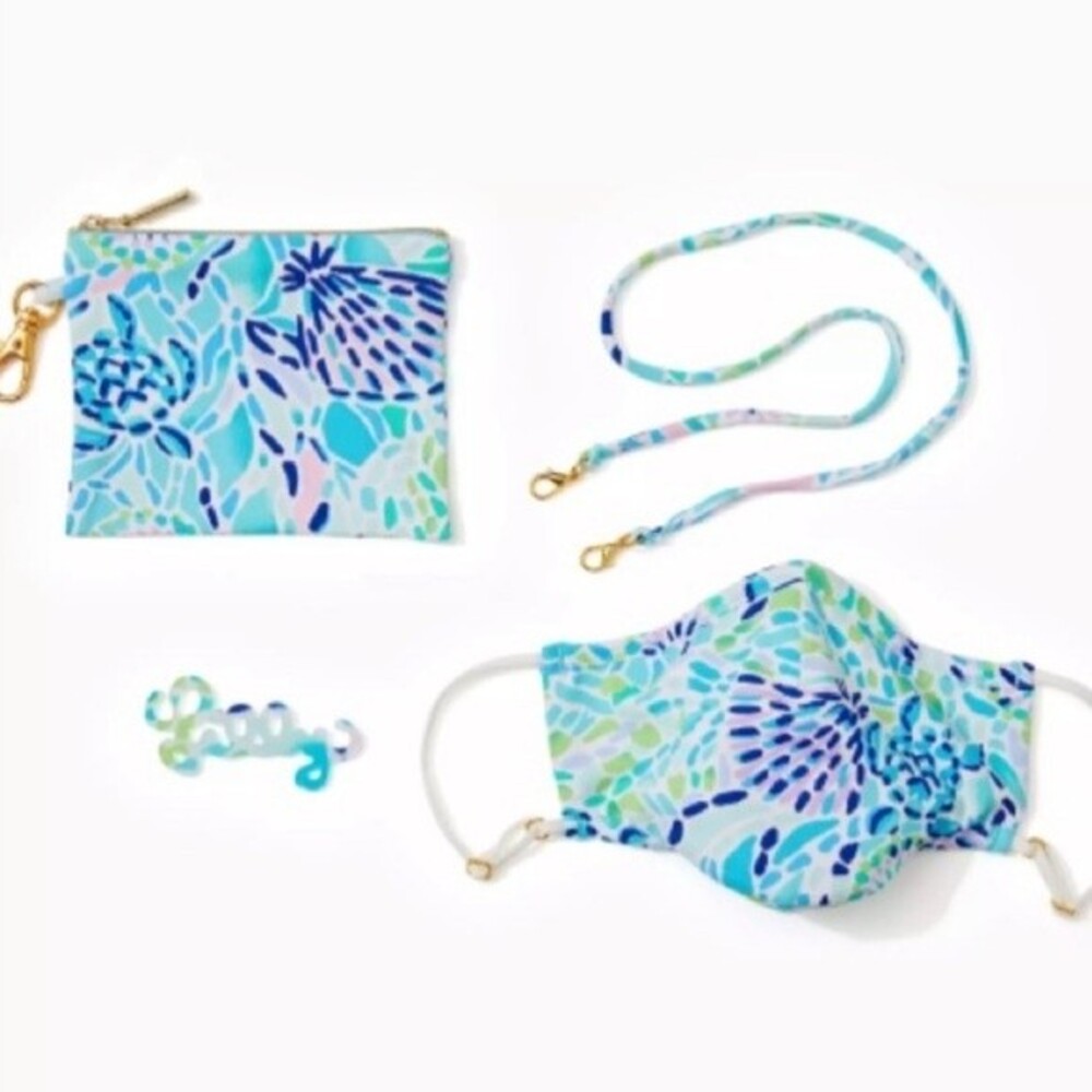 Lilly Pulitzer On The Go Face Mask Set with Lanyard Blue Ibiza Print